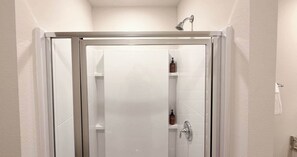 Dusche, Haartrockner, Handtücher, Shampoo