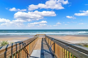 On the beach - Seascape Towers #321 Oceanfront 3BR condo with pool, hot tub, and balcony views (New Smyrna Beach)