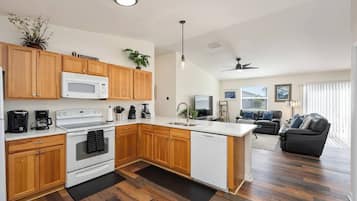 Refrigerador, microondas, horno, placa de cocina