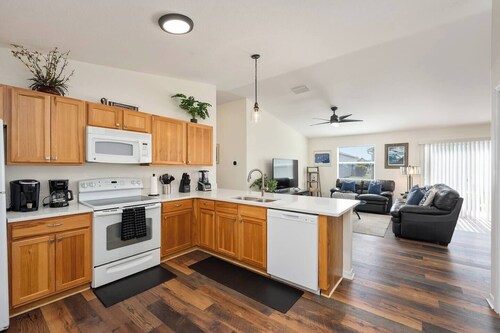 Villages Villa | Ideal Location + Golf Cart