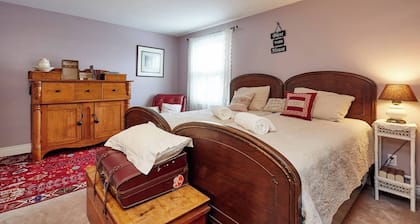 Room-french Nest, Private Bathroom! Chec