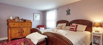 Room-french Nest, Private Bathroom! Chec