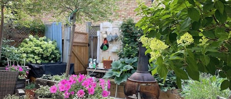 Room, 1 Bedroom, Fireplace | Garden