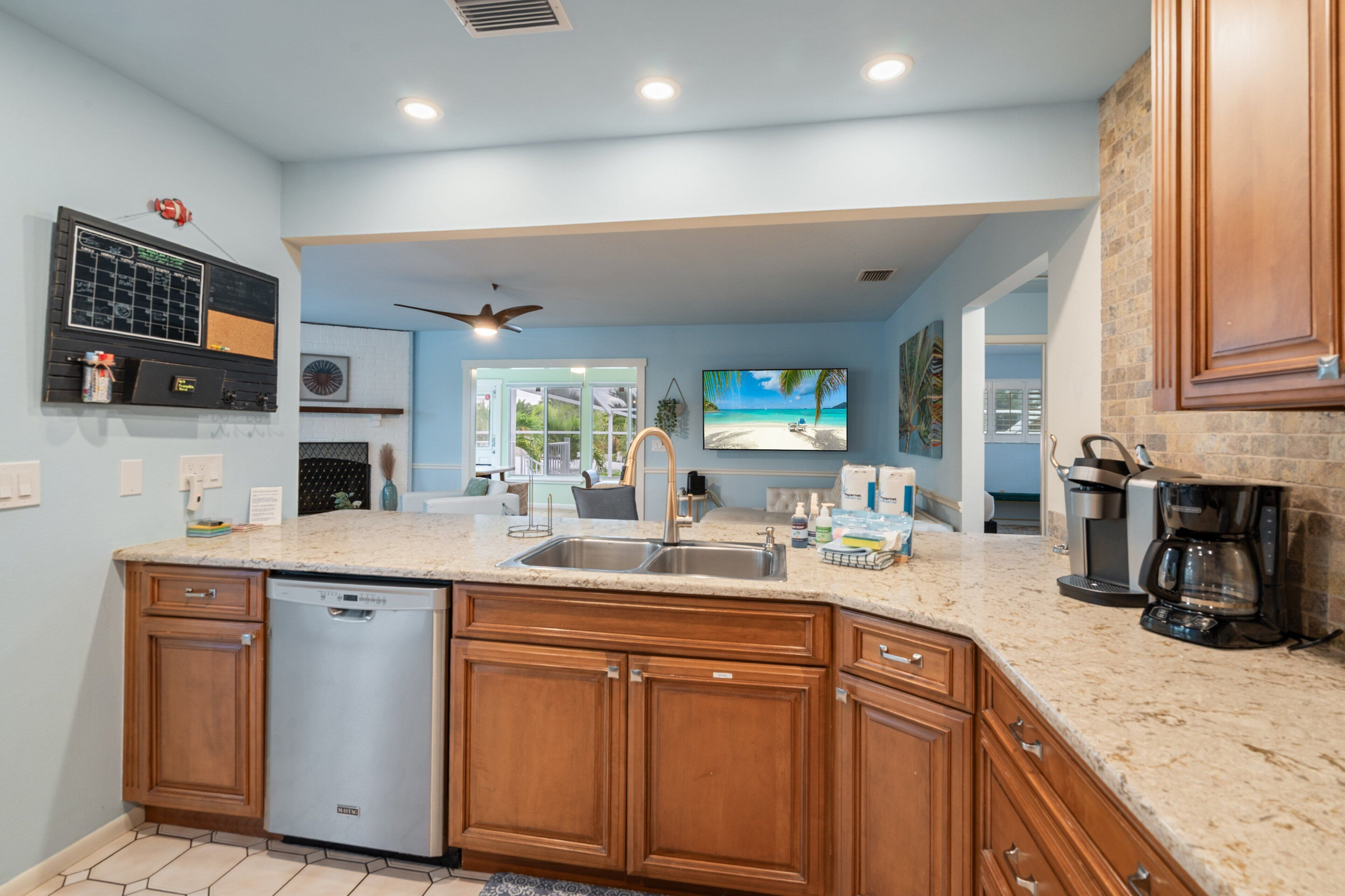 Coffee/tea maker, fridge, microwave, oven