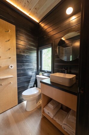 Bathroom - Beaver Lake Zook – Modern Tiny Cabin Stay in NWA (Rogers)
