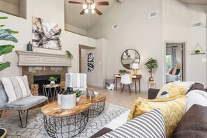 Smart TV, fireplace - Spacious & Stylish Stay – Lux Great Rate (Katy)