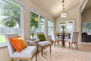 Interior - Spacious & Stylish Stay – Lux Great Rate (Katy)