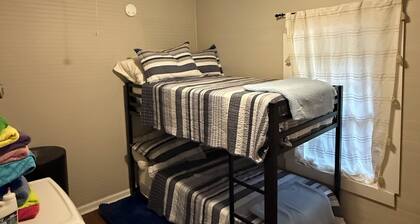 2-bedroom cabin 5 minutes from High Rock lake boat launch