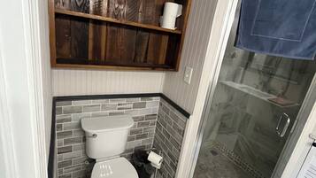 Douche, serviettes fournies, papier toilette