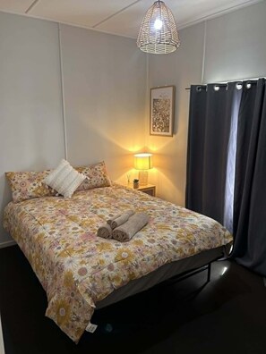 Iron/ironing board, WiFi, bed sheets - Cosy Town House (Townview)