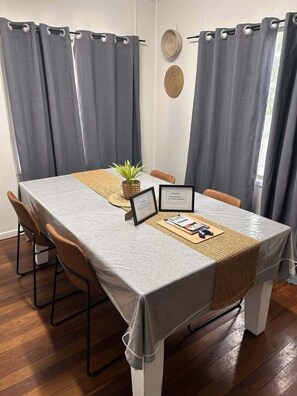 Dining - Cosy Town House (Townview)