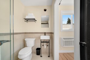 Standard Double Room | Bathroom | Free toiletries, towels, soap, shampoo - Central Block Motel (Bend)