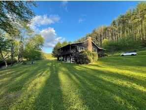 Exterior - Creekside cascades is a beautiful 3 bedroom waterfront cabin on 2 acres! (Hiawassee)