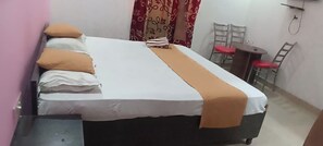 Phòng đơn Deluxe | Khu vực làm việc phù hợp cho laptop 