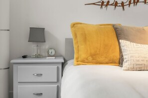 Desk, iron/ironing board, free WiFi, bed sheets - Tranquil Seaside Cottage (Victoria)