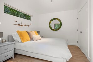 Desk, iron/ironing board, free WiFi, bed sheets - Tranquil Seaside Cottage (Victoria)