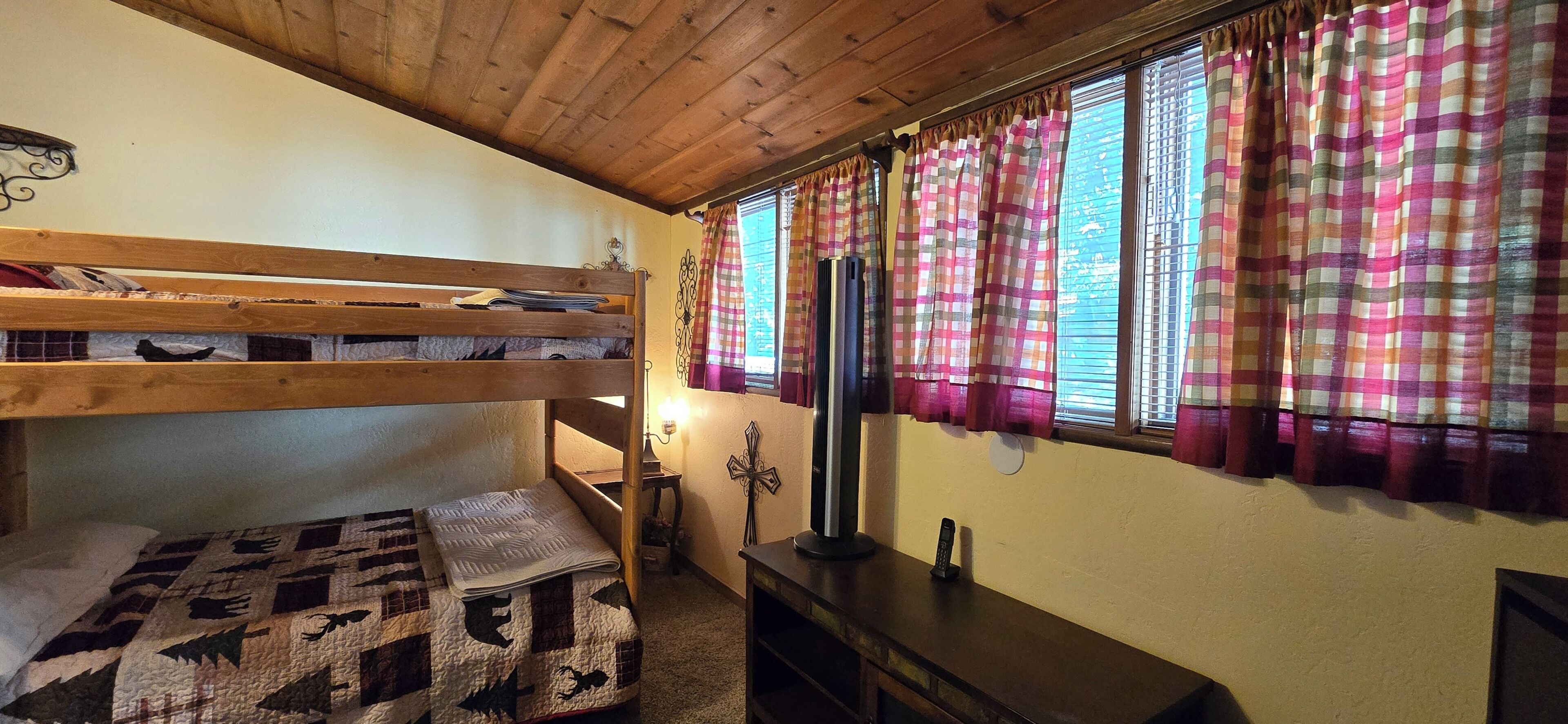 4 bedrooms, iron/ironing board, WiFi, bed sheets