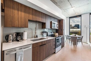 Wasserkocher mit Kaffee-/Teezubehör, Kühlschrank, Mikrowelle, Ofen