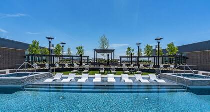 Downtown Luxury 2BD 2BA Pool Spa Pking Bowling