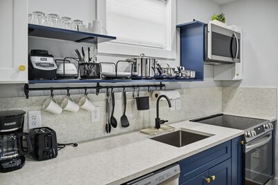 The Dresden Den - Private Guest Suite & Covered Parking