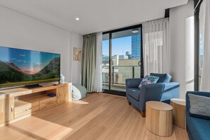 TV - Modern 2BR Apartment in Adelaide's Vibrant CBD (Adelaide)