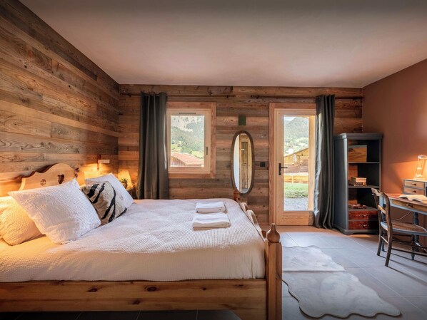 7 bedrooms, iron/ironing board, WiFi, bed sheets