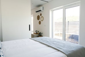 Iron/ironing board, Internet, bed sheets - Stylish Studio | Private Balcony & Tiles · Leiria (Leiria)