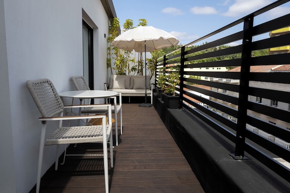 Outdoor dining - Stylish Studio | Private Balcony & Tiles · Leiria (Leiria)