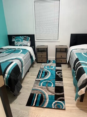 Tabla de planchar con plancha, wifi y ropa de cama