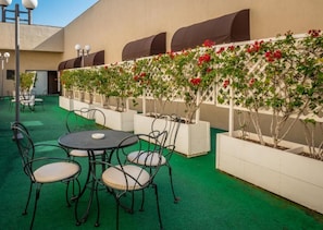 Outdoor dining - Hotel Olyver - Koreatown LA (Los Angeles)