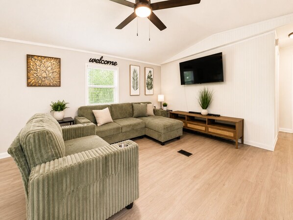 Living area - Azealia Acres Farm Stay 2BR Retreat Near 87 South Hwy towards Navarre Beach (Milton)