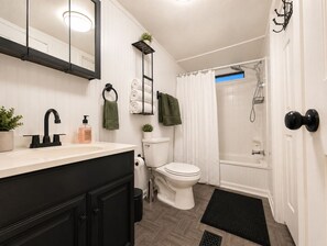 Towels, soap, toilet paper - Azealia Acres Farm Stay 2BR Retreat Near 87 South Hwy towards Navarre Beach (Milton)