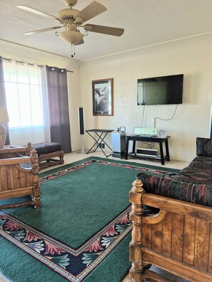 Living area - Northeast Albuquerque  Great View of Sandia Mountains (Albuquerque)