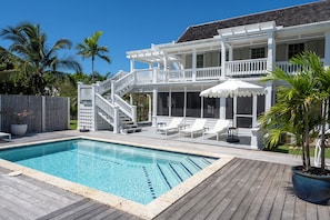 A heated pool - Elegant Historic Villa with Private Pool, Golf Cart, Walk to Town and Beach (Governor's Harbour)