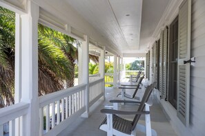 Terrace/patio - Elegant Historic Villa with Private Pool, Golf Cart, Walk to Town and Beach (Governor's Harbour)