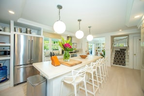 Coffee/tea maker, fridge, microwave, oven - Elegant Historic Villa with Private Pool, Golf Cart, Walk to Town and Beach (Governor's Harbour)