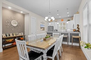 Dining - Luxury 4-bedroom house in North Beach Plantation, North Myrtle Beach, SC (North Myrtle Beach)