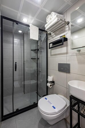 Douche, articles de toilette gratuits, sèche-cheveux, chaussons