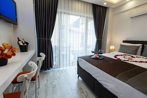 Chambre Standard, vue ville | Coffres-forts dans les chambres, bureau