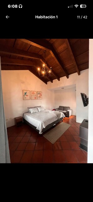 Tabla de planchar con plancha, internet y ropa de cama 