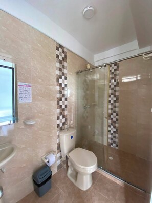 Basic Double Room, Mountain View | Bathroom | Shower, towels, soap, toilet paper - Atardecer Quimbaya (Quimbaya)
