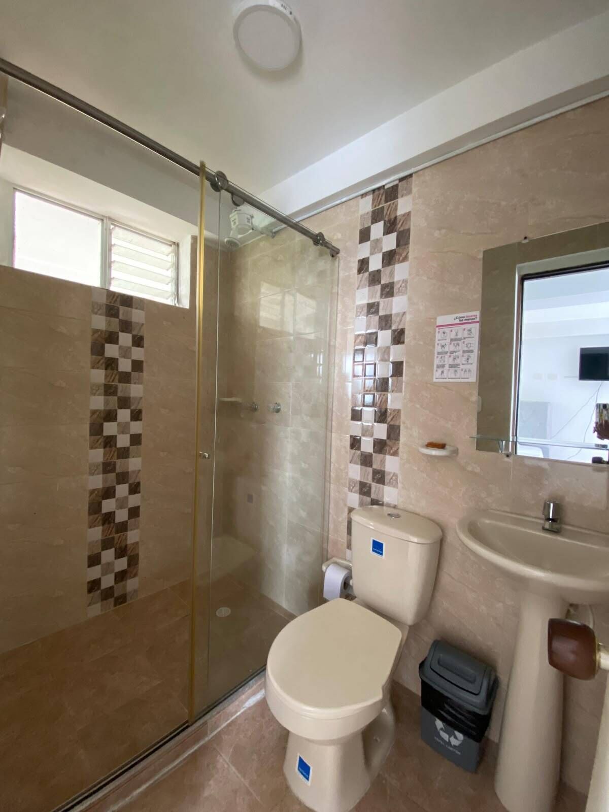 Kamar Quadruple Basic, pemandangan kolam renang | Kamar mandi | Shower, handuk, sabun, dan tisu toilet