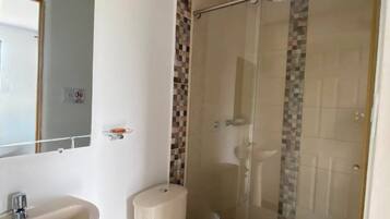 Quarto quádruplo básico, vista para a piscina | Banheiro | Chuveiro, toalhas de banho, sabonete, papel higiênico