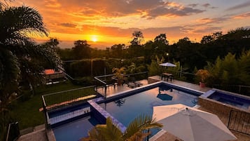 Quarto triplo básico, vista para a montanha | Piscina | Piscina externa