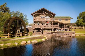Exterior - Multi-Story 7-bedroom lodge! Perfect for a Group Getaway close to RMNP (Estes Park)