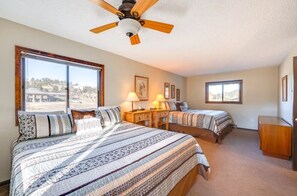 7 bedrooms, iron/ironing board, free WiFi, bed sheets - Multi-Story 7-bedroom lodge! Perfect for a Group Getaway close to RMNP (Estes Park)