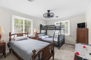 3 bedrooms, free WiFi - Lakeside Haven! SML Home with Private Boat Dock, Gym, Firepit and BEACH! (Moneta)