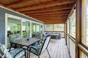 Outdoor dining - Lakeside Haven! SML Home with Private Boat Dock, Gym, Firepit and BEACH! (Moneta)