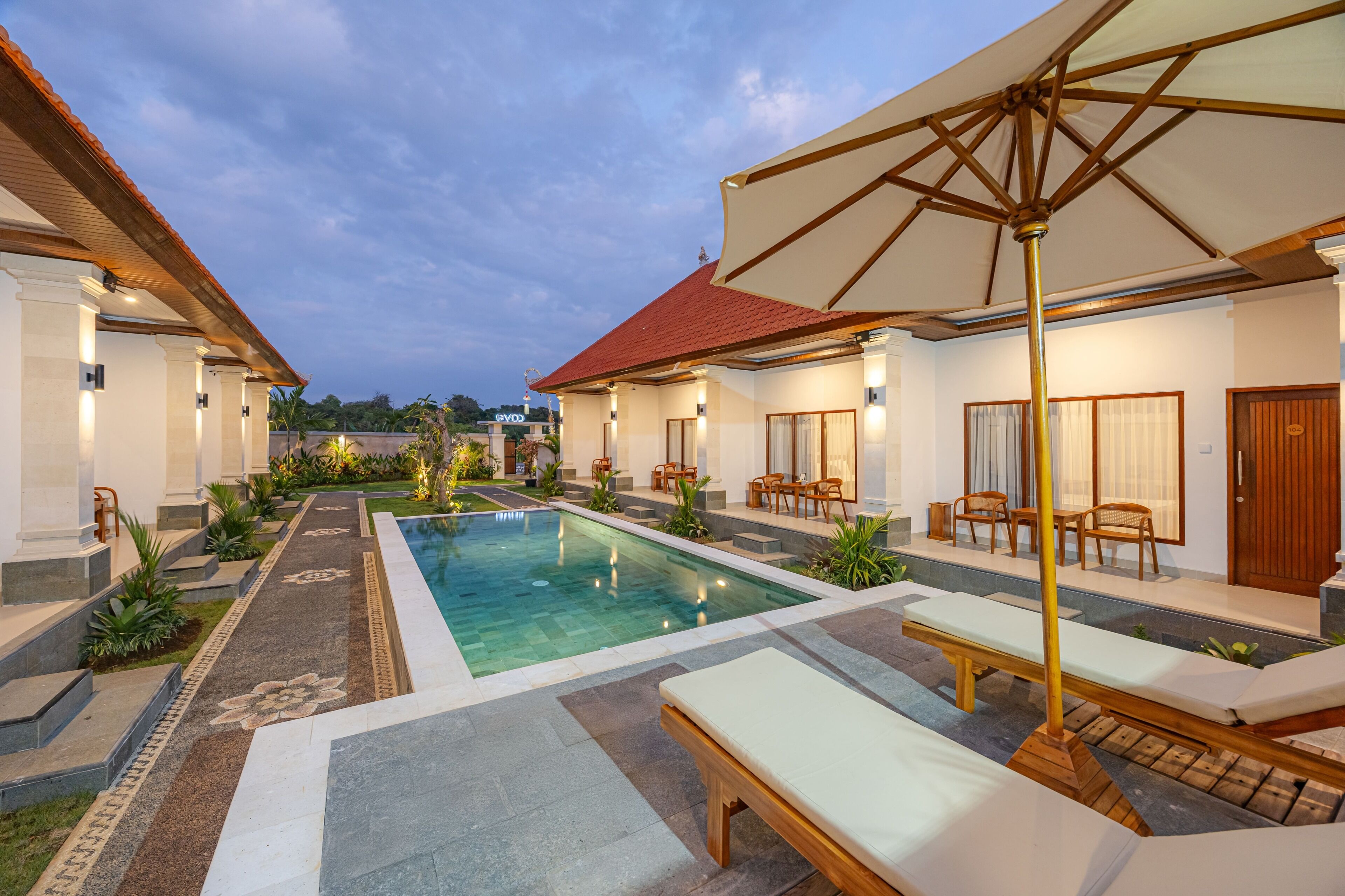 Una piscina al aire libre