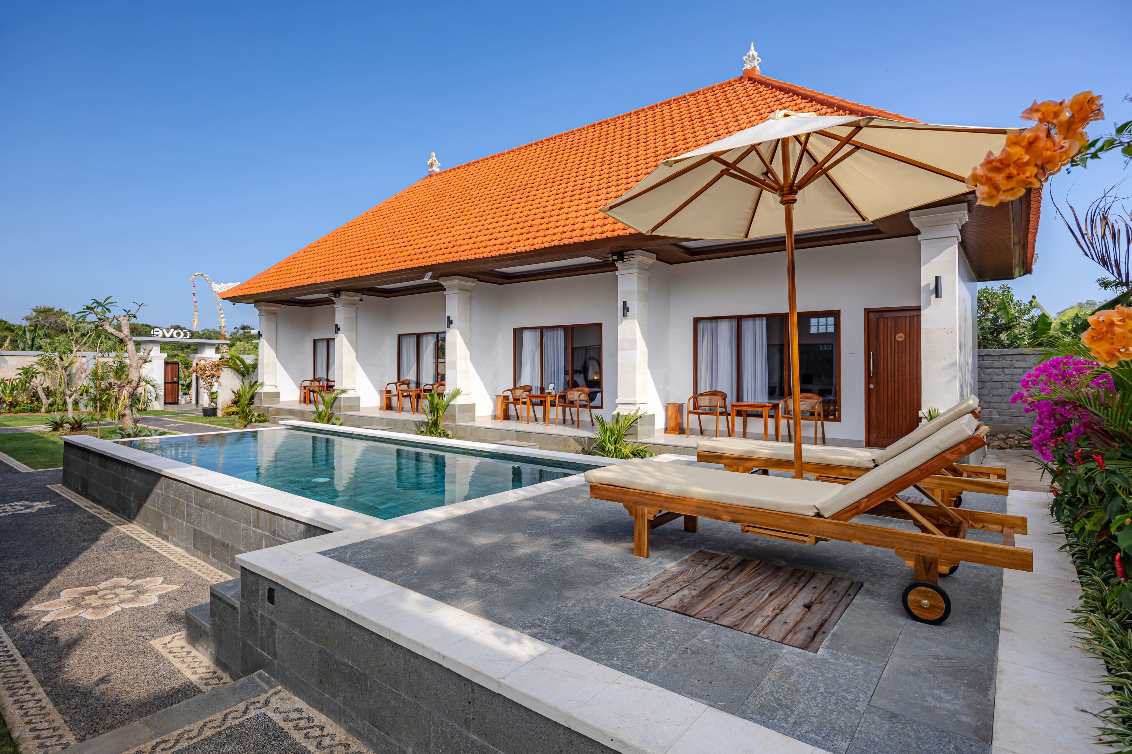 Una piscina al aire libre